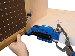 Dispositivo di montaggio per frontali di mobili