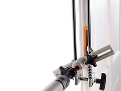 Fresare la serratura della porta e la scatola della serratura