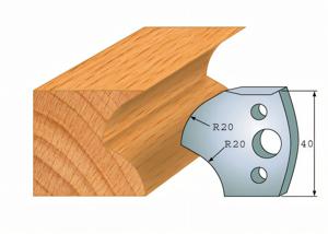 Pair of deflectors 120